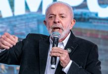 Lula faz discurso contra casas de apostas: “Vamos tomar uma atitude muito séria” Foto tirada do presidente Lula, com um microfone em mãos, durante discurso.