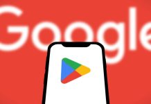 Google remove aplicativo ilegal de cassino na Play Store Smartphone com ícone da Google Play Store com fundo alaranjado escrito Google