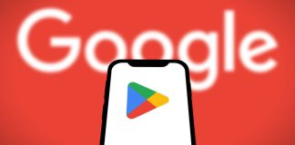 Google remove aplicativo ilegal de cassino na Play Store Smartphone com ícone da Google Play Store com fundo alaranjado escrito Google