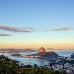 ANJL demonstra “preocupação” com decreto do RJ que proibiu publicidade de apostas Foto panorâmica do Rio de Janeiro.