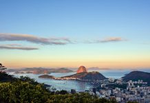 LOTERJ defende integração entre regulação e políticas públicas no setor lotérico Foto panorâmica do Rio de Janeiro.