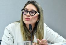 Daniele Cardoso, mulher branca, loira, de óculos. Ela é a secretária de Prêmios e Apostas substituta.
