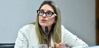 Daniele Cardoso, mulher branca, loira, de óculos. Ela é a secretária de Prêmios e Apostas substituta.
