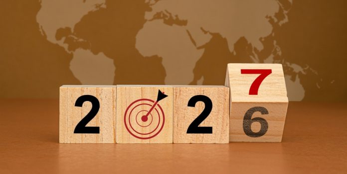 SPA_MF-publica-Agenda-Regulatória-para-2026-e-2027 Blocos de madeiras com números para representar a mudança de 2026 para 2027, com um alvo fazendo referência ao número zero