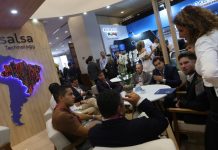 Participantes sentados conversando em frente ao logo da Salsa Technology no SBC Summit Rio 2025
