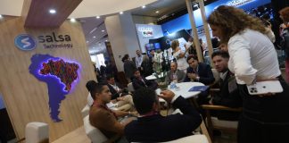 Salsa Technology participa do SBC Summit Rio 2026 Participantes sentados conversando em frente ao logo da Salsa Technology no SBC Summit Rio 2025