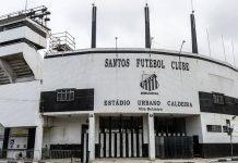 Foto tirada da fachada da Vila Belmiro, estádio do Santos Futebol Clube.