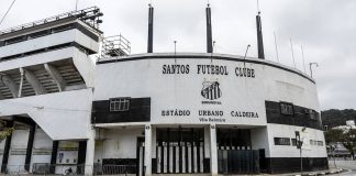 Foto tirada da fachada da Vila Belmiro, estádio do Santos Futebol Clube.