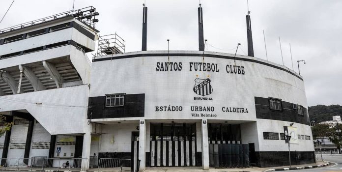 Santos-Futebol-Clube Foto tirada da fachada da Vila Belmiro, estádio do Santos Futebol Clube.