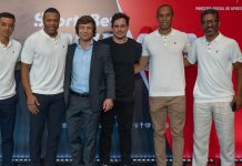 Foto que reúne executivos de SportyBet e LaLiga, além dos ex-jogadores Julio Baptista, Miranda, Djalminha e Andrés D'Alessandro.