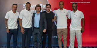Foto que reúne executivos de SportyBet e LaLiga, além dos ex-jogadores Julio Baptista, Miranda, Djalminha e Andrés D'Alessandro.