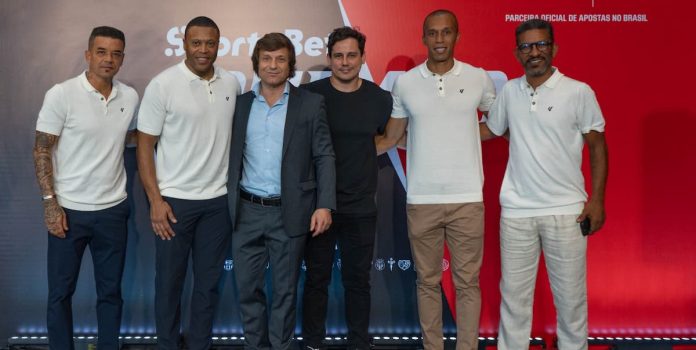 Foto que reúne executivos de SportyBet e LaLiga, além dos ex-jogadores Julio Baptista, Miranda, Djalminha e Andrés D'Alessandro.