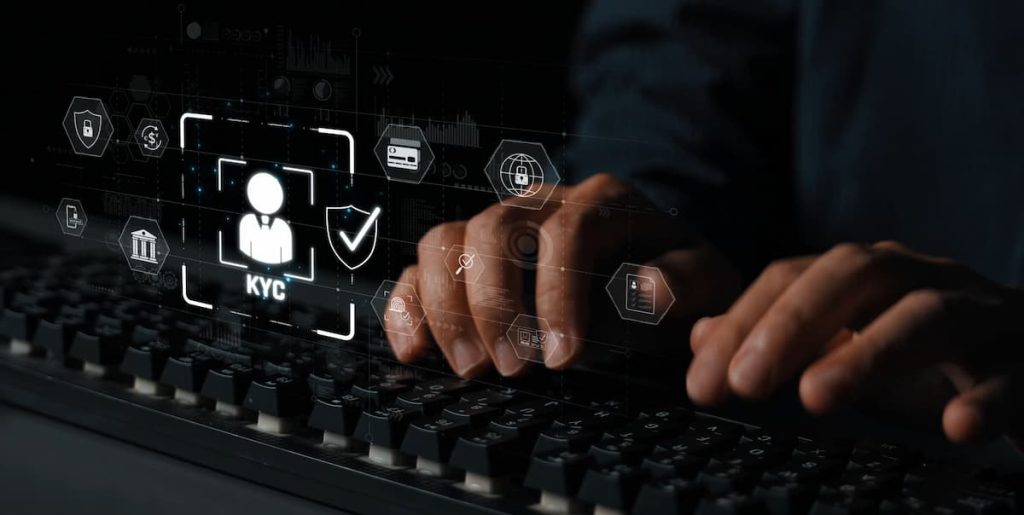 Usuário efetuando login em um site, passando por processo de verificação de identidade.