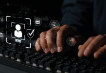 Usuário efetuando login em um site, passando por processo de verificação de identidade.