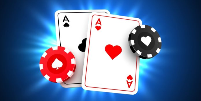 Wilson-Francisco,-Greentube,-desenvolvendo-jogos-de-cassino-online-no-Brasil Duas cartas "A"s e duas fichas de cassino com fundo azul