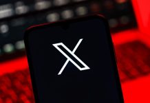 Logo do X no smartphone com fundo avermelhado