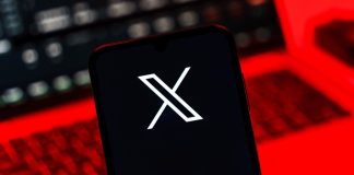 Logo do X no smartphone com fundo avermelhado