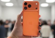 Uma mão segurando o iPhone 17 Pro laranja