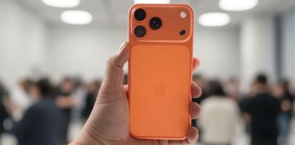 Uma mão segurando o iPhone 17 Pro laranja