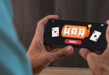 Brazino777 firma parceria de conteúdo com Expanse Studios Homem segurando um celular com o desejo de um caça-níquel na tela