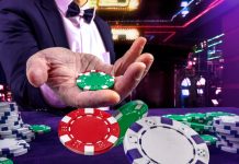 Crupiê segurando ficha de cassino
