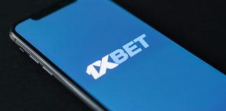 A tela de um celular com o logotipo da 1xBet.