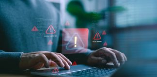 Computador emitindo sinal de alerta.