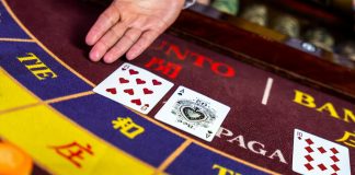 Thiago Massao comanda mesa de baccarat em ação da Casa de Apostas e Spin Gaming Crupiê comanda mesa de baccarat.