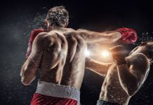Dois lutadores de boxe lutando.