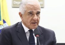 Foto tirada do deputado federal Julio Lopes, um homem de idade avançada e cabelos brancos.