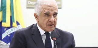 Deputado critica divergência entre dados do governo e do setor de apostas sobre pirataria Foto tirada do deputado federal Julio Lopes, um homem de idade avançada e cabelos brancos.