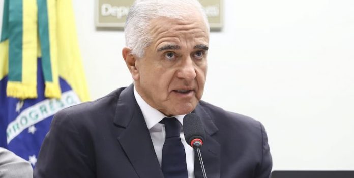 Deputado-Julio-Lopes Foto tirada do deputado federal Julio Lopes, um homem de idade avançada e cabelos brancos.