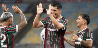 Jogadores do Fluminense celebram vitória.