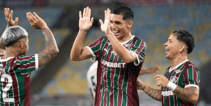 Jogadores do Fluminense celebram vitória.