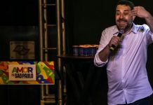 Foto tirada do deputado federal e ministro Guilherme Boulos, um homem branco na faixa dos 40 anos.