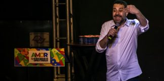 Foto tirada do deputado federal e ministro Guilherme Boulos, um homem branco na faixa dos 40 anos.