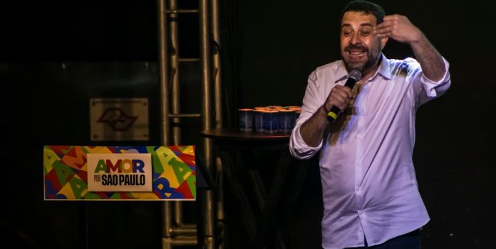 Foto tirada do deputado federal e ministro Guilherme Boulos, um homem branco na faixa dos 40 anos.