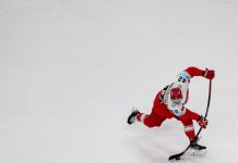 BETBY adiciona eHockey, eMMA e eTeqball ao seu catálogo de esports Jogador de hockey conduzindo um disco.