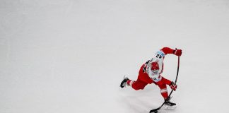 Jogador de hockey conduzindo um disco.
