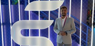 Iury Tavares comenta planos do Esportes da Sorte no SBC Summit Rio 2026 Iury Tavares em frente ao estande do Esportes da Sorte no SBC Summit Rio 2026