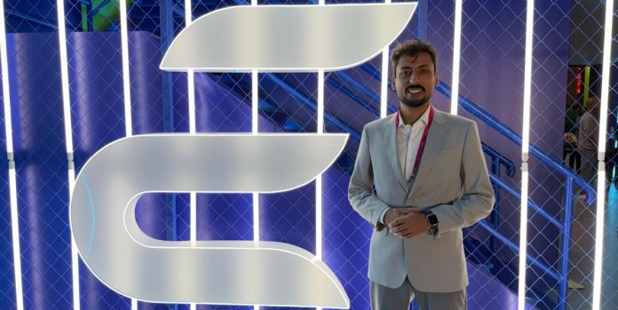 Iury Tavares em frente ao estande do Esportes da Sorte no SBC Summit Rio 2026