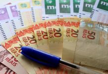 Jogos de loteria da Loterias Caixa e dinheiro vivo.