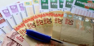Jogos de loteria da Loterias Caixa e dinheiro vivo.
