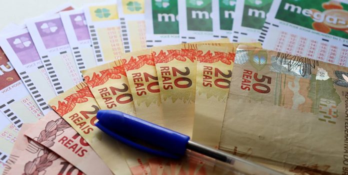 Loterias-Caixa Jogos de loteria da Loterias Caixa e dinheiro vivo.