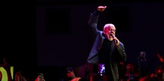 Lula (PT), presidente do Brasil, discursa para plateia.
