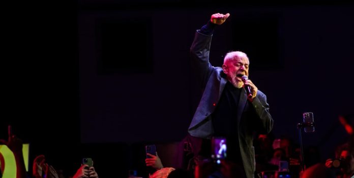 Lula Lula (PT), presidente do Brasil, discursa para plateia.