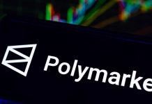 Argentina bloqueia Polymarket; veja situação do mercado preditivo no Brasil App da Polymarket na tela de um celular.