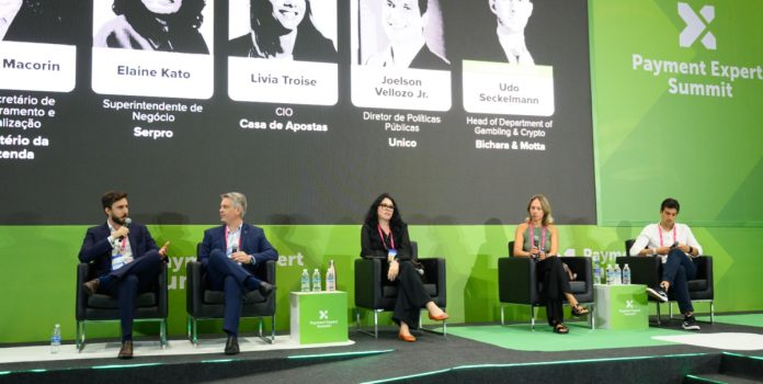 Panelistas sentados no palco do SBC Summit Rio 2026