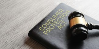 SPA reforça direitos dos apostadores no mercado regulado Livro sobre a proteção dos consumidores sobre a mesa com uma malhete sobre ele