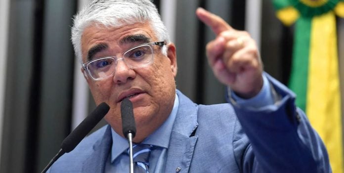Senador-Eduardo-Girao Foto do senador Eduardo Girão, um homem de idade avançada, cabelos brancos e óculos.